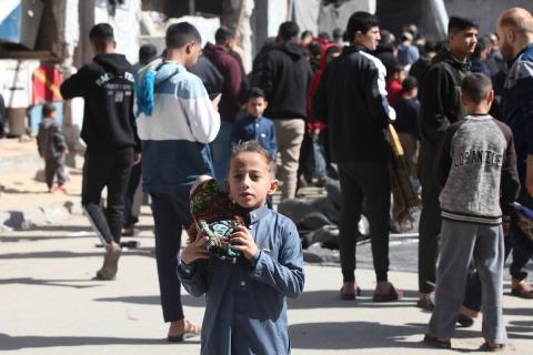 يؤدي النازحون أول صلاة جمعة في رمضان بجوار أنقاض مسجد الصفا المدمر بالكامل في مخيم البريج للاجئين وسط قطاع غزة. 20 فبراير/شباط 2026. تصوير: معز صالحي