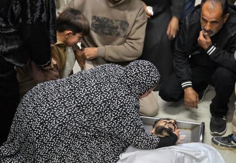 ودّعت والدة الفقيد عبد الحميد الفرا وأقاربه جثمانه للمرة الأخيرة في مشرحة مجمع ناصر الطبي، بعد استشهاده بنيران الجيش الإسرائيلي في منطقة التحلية، شرق خان يونس جنوب قطاع غزة. ١٩ فبراير ٢٠٢٦. تصوير: طارق محمد (APA Images)