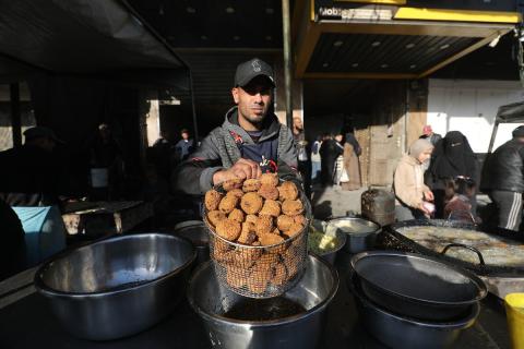 مشهد من الأسواق والبازارات في مخيم النصيرات، وسط قطاع غزة، حيث يستعد المواطنون للإفطار خلال شهر رمضان، في 22 فبراير/شباط 2026. تصوير: معز صالحي