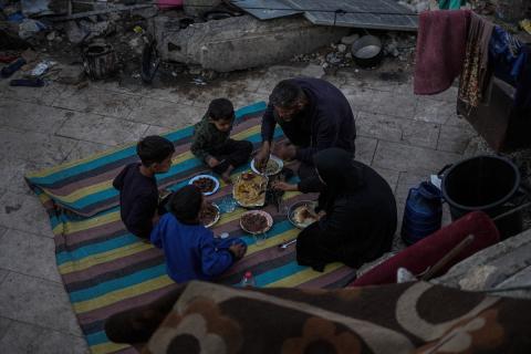 عائلة فلسطينية نازحة من بيت حانون تفطر في ثاني أيام رمضان في خيمة متداعية وسط أنقاض مسجد مسجد الحساينة على شاطئ مدينة غزة.19 فبراير/شباط 2026. تصوير: عمر أشتوي