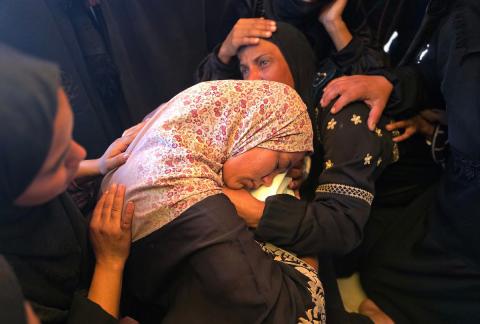 وداع جثمان الطفل إياد أحمد الربيعية (3 أعوام)  في مستشفى ناصر بخان يونس، جنوب قطاع غزة، 2 فبراير/شباط 2026. صورة: طارق محمد