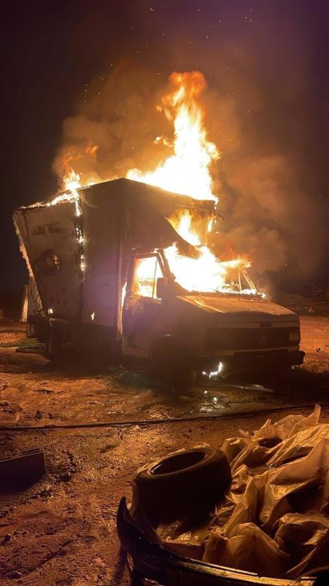 متطوعو الدفاع المدني يعملون على إخماد عدة حرائق في مسافر يطا جنوب الخليل.jpg