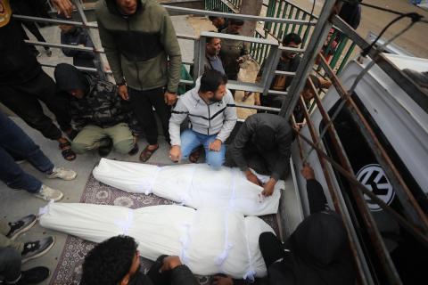 ودّع فلسطينيون جثماني مواطنين اثنين في مستشفى الشفاء بمدينة غزة. استشهد الرجلان في هجوم إسرائيلي استهدف مجموعة من المدنيين قرب حديقة المحطة في شارع يافا، شرق مدينة غزة، في 26 فبراير/شباط 2026. (صورة: عمر أشتوي)
