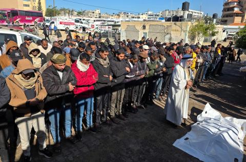 ودّع الفلسطينيون جثمان أكرم حسن العرجاني في مستشفى ناصر بخان يونس. وقد قُتل في هجوم إسرائيلي في منطقة خان يونس، جنوب قطاع غزة. صورة: طارق محمد