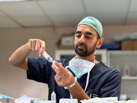 أطباء أجانب، ضمن وفد طبي وصل إلى قطاع غزة، يقدمون خدماتهم ويجرون عمليات جراحية للجرحى، ويتبادلون خبراتهم مع الأطباء والممرضين في مجمع ناصر الطبي بخان يونس،١٥ فبراير/شباط ٢٠٢٦. صورة: محمد سلامة  (APA Images)