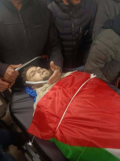 جثمان الشهيد نصر الله محمد جمال أبو صيام الذي ارتقى متأثراً بجراحه التي أُصيب بها إثر هجوم المستوطنون على بلدة مخماس شمال شرق القدس.jpg