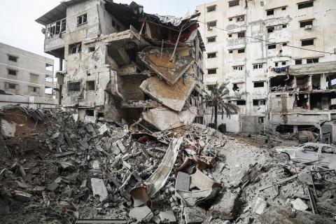 يتفقد فلسطينيون مبنىً متضرراً ومدمراً إلى حد كبير بعد استهدافه من قبل الجيش الإسرائيلي في حي النصر بمدينة غزة، في 31 يناير/كانون الثاني 2026. (صورة: عمر أشتوي)
