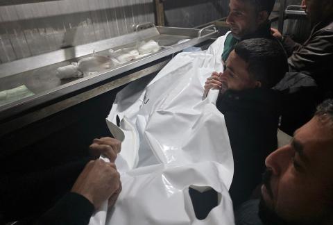 ودّع فلسطينيون جثمان حسن عبد الرحمن اللحام (45 عامًا) في مجمع ناصر الطبي. وقد استشهد بنيران الجيش الإسرائيلي قرب منزله في منطقة قيزان أبو رشوان، جنوب خان يونس، جنوب قطاع غزة، في 26 فبراير/شباط 2026. (صورة: طارق محمد)