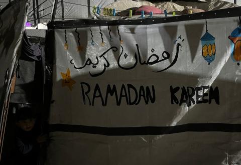 نازحون يزينون خيامهم المتهالكة بالفوانيس وسلاسل الأضواء استعدادًا لقدوم شهر رمضان. ويعانون ظروفًا قاسية نتيجة الحرب، إذ يفتقرون إلى أبسط مقومات الحياة، بما في ذلك المأوى الآمن والغذاء والماء والملابس النظيفة. ١٥ فبراير ٢٠٢٦، مدينة غزة. تصوير: مطر الزاق