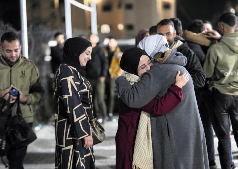 فلسطينيون قادمون من مصر عبر معبر رفح يصلون إلى مستشفى ناصر في خان يونس، قطاع غزة، في 21 فبراير/شباط 2026. صورة: طارق محمد/(APA Images)
