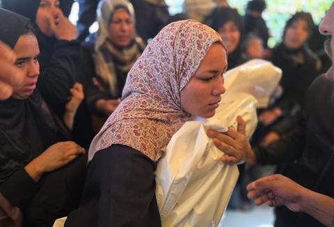 وصل جثمان الطفل إياد أحمد نعيم الربايعة ، البالغ من العمر ثلاث سنوات، إلى مستشفى ناصر. وقد قُتل عندما قصفت سفن حربية إسرائيلية خيامًا تعود لنازحين في منطقة الإقليمي، جنوب خان يونس، 2 فبراير/شباط 2026. صورة: طارق محمد