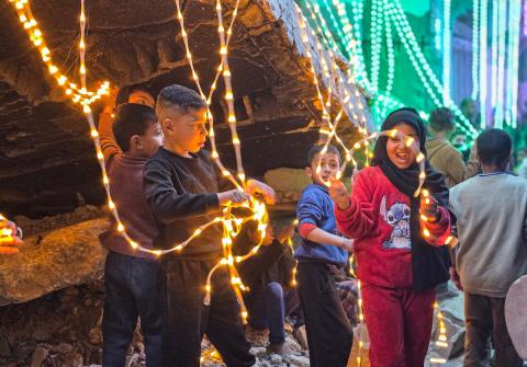 يحتفل الفلسطينيون في خان يونس جنوب قطاع غزة بشهر رمضان المبارك، مستقبلين قدومه بأمل وفرح، في 17 فبراير/شباط 2026. صورة: تامر إبراهيم