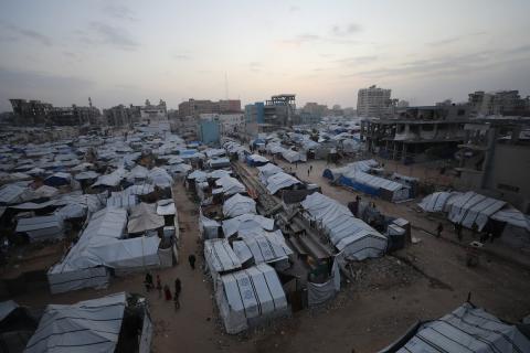 خيام النازحين متراكمة بين المباني المدمرة في وسط مدينة غزة، 11 فبراير/شباط 2026. تصوير: عمر أشتوي