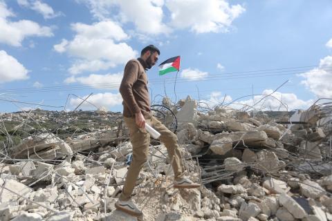 فلسطينيون يتفقدون منزلاً بعد هدمه على يد قوات الجيش الإسرائيلي في قرية عنزة، جنوب جنين بالضفة الغربية. ٢٥ فبراير ٢٠٢٦. صورة: محمد ناصر