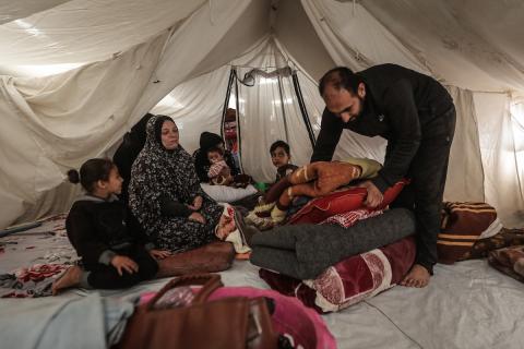 يواجه اللاجئون الفلسطينيون ظروفاً قاسية بعد أن غمرت الأمطار الغزيرة خيامهم في مخيم البريج بوسط قطاع غزة في 24 فبراير/شباط 2026. (صورة: معز صالحي)