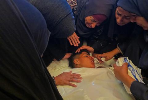 وداع جثمان الطفل مهند النجار (14 عاماً) الذي ارتقى بنيران الجيش الإسرائيلي شرق خان يونس جنوب قطاع غزة، ١٨ فبراير/شباط ٢٠٢٦. تصوير: طارق محمد (APA Images)