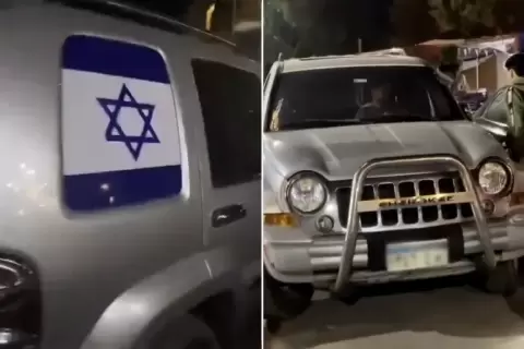 النيابة وجّهت للمتهم تهم إثارة الرأي العام وحمل علم إسرائيل في الطريق العام بهدف استفزاز المواطنين وإشعال الفتنة (وسائل التواصل الاجتماعي).webp