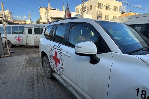 نقلت اللجنة الدولية للصليب الأحمر ثمانية أسرى فلسطينيين إلى مستشفى شهداء الأقصى في دير البلح، وسط قطاع غزة، بعد إطلاق سراحهم من قبل القوات الإسرائيلية. ٢٦ فبراير/شباط ٢٠٢٦. صورة: أحمد إبراهيم