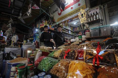 يتسوق الفلسطينيون في أول ليلة من شهر رمضان المبارك  في سوق الزاوية، الواقع في قلب مدينة غزة والذي تضرر بشدة جراء الحرب الإسرائيلية. يعرض الباعة بضائعهم على أكشاك مزينة بالفوانيس والأضواء وأطعمة رمضان. مدينة غزة، 17 فبراير/شباط 2026. تصوير: عمر أشتوي