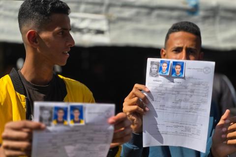 اصطف فلسطينيون أمام مكتب وزارة الداخلية في خان يونس، جنوب قطاع غزة، للحصول على بطاقات هوية خضراء، بدأت مكاتب وزارة الداخلية في قطاع غزة بإصدارها مؤخراً بالتنسيق مع رام الله. ٢٥ فبراير/شباط ٢٠٢٦. تصوير: طارق محمد