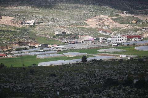 مناظر عامة تُبرز جمال قرية طمون، شمال وادي الأردن قرب طوباس في الضفة الغربية، 4 فبراير 2026. تظهر في الصور ألواح الطاقة الشمسية وأنظمة التدفئة الزراعية. تصوير: محمد ناصر