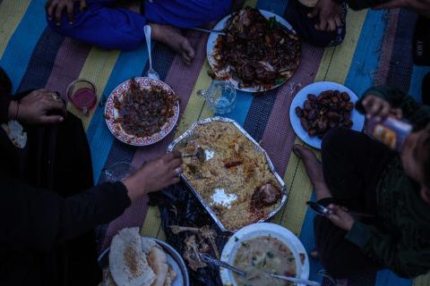 عائلة فلسطينية نازحة من بيت حانون تفطر في ثاني أيام رمضان في خيمة متداعية وسط أنقاض مسجد مسجد الحساينة على شاطئ مدينة غزة.19 فبراير/شباط 2026. تصوير: عمر أشتوي