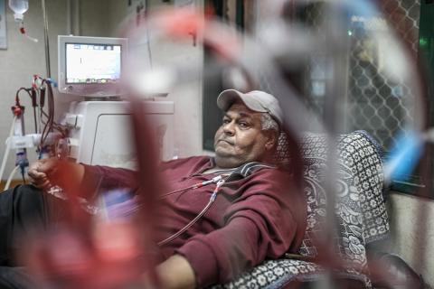 يخضع مرضى فلسطينيون مصابون بالفشل الكلوي لجلسات غسيل الكلى في مستشفى شهداء الأقصى بدير البلح، وسط وانتظار مستمر لفتح معبر رفح لتلقي العلاج خارج قطاع غزة، 1 فبراير/شباط 2026. تصوير: رمزي أبو عامر