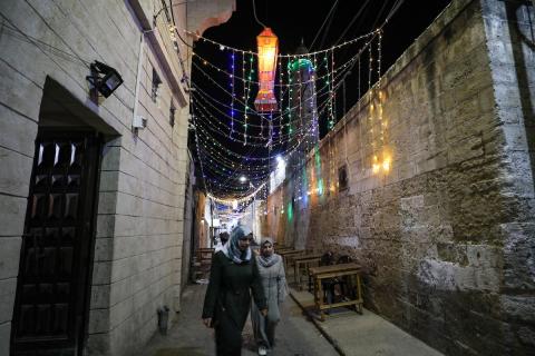 يتوجه فلسطينيون إلى المسجد العمري الكبير في مدينة غزة لأداء صلاة ليلة القدر، إحدى أقدس ليالي شهر رمضان المبارك، في 17 أبريل/نيسان 2023 (صورة: محمود ناصر/ apaimages)