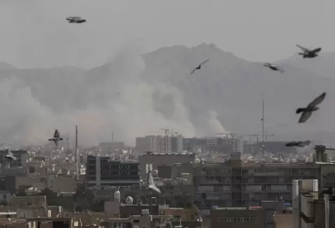 الدخان يتصاعد في أعقاب انفجار بعد أن شنت إسرائيل والولايات المتحدة ضربات على إيران (رويترز).webp