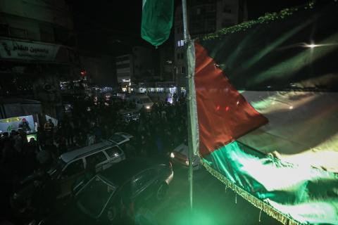 يتسوق الفلسطينيون في أول ليلة من شهر رمضان المبارك  في سوق الزاوية، الواقع في قلب مدينة غزة والذي تضرر بشدة جراء الحرب الإسرائيلية. يعرض الباعة بضائعهم على أكشاك مزينة بالفوانيس والأضواء وأطعمة رمضان. مدينة غزة، 17 فبراير/شباط 2026. تصوير: عمر أشتوي