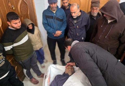 ودّع فلسطينيون جثمان حسن عبد الرحمن اللحام (45 عامًا) في مجمع ناصر الطبي. وقد استشهد بنيران الجيش الإسرائيلي قرب منزله في منطقة قيزان أبو رشوان، جنوب خان يونس، جنوب قطاع غزة، في 26 فبراير/شباط 2026. (صورة: طارق محمد)