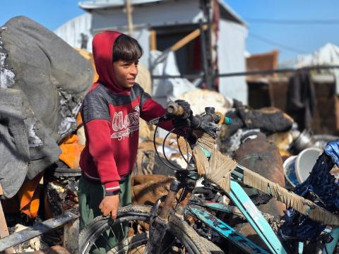 يتفقد فلسطينيون موقع غارة إسرائيلية استهدفت خيامًا في خان يونس، جنوب قطاع غزة، 31 ينايركانون الثاني 2026. صورة طارق محمد  (APA Images).