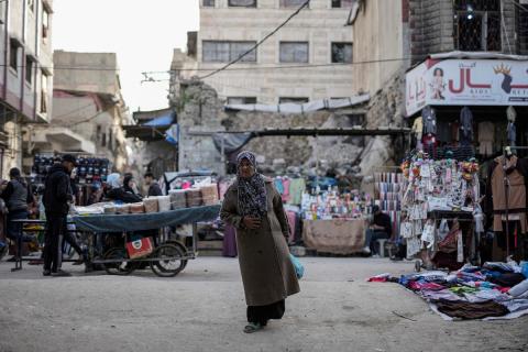 يتسوق الفلسطينيون في أول ليلة من شهر رمضان المبارك  في سوق الزاوية، الواقع في قلب مدينة غزة والذي تضرر بشدة جراء الحرب الإسرائيلية. يعرض الباعة بضائعهم على أكشاك مزينة بالفوانيس والأضواء وأطعمة رمضان. مدينة غزة، 17 فبراير/شباط 2026. تصوير: عمر أشتوي