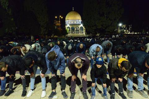 يؤدي الفلسطينيون صلاتي العشاء والتراويح في ساحات المسجد الأقصى في اليوم الخامس من رمضان، القدس، 22 فبراير 2026. صورة من دائرة الأوقاف الإسلامية في القدس.