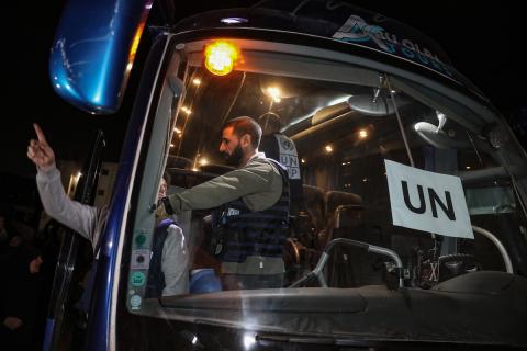 فلسطينيون قادمون من معبر رفح يصلون، في حافلة تحمل شعار الأمم المتحدة، إلى مستشفى ناصر في خان يونس جنوب قطاع غزة، في 2 فبراير/شباط 2026. صورة: عمر أشتوي