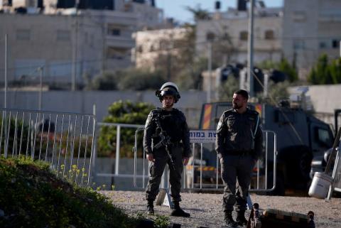 الجيش الإسرائيلي يفرض قيودًا مشددة على وصول الفلسطينيين إلى المسجد الأقصى لأداء أول صلاة جمعة من رمضان عبر حاجز قلنديا الفاصل بين الضفة الغربية والقدس، 20 فبراير/شباط 2026
