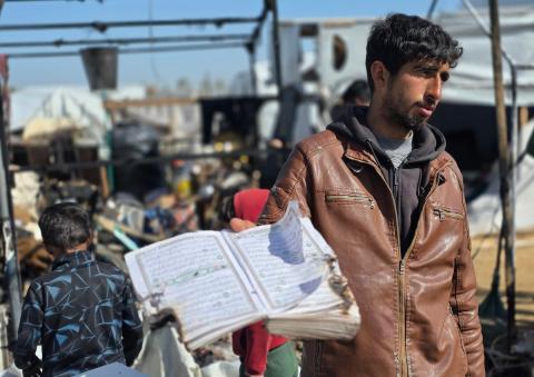 يتفقد فلسطينيون موقع غارة إسرائيلية استهدفت خيامًا في خان يونس، جنوب قطاع غزة، 31 يناير/كانون الثاني 2026. صورة: طارق محمد/  (APA Images).