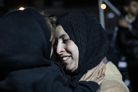 فلسطينيون قادمون من معبر رفح يصلون في حافلة تحمل شعار الأمم المتحدة، إلى مستشفى ناصر في خان يونس جنوب قطاع غزة، في 2 فبراير/شباط 2026. صورة: عمر أشتوي