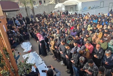 ودّع فلسطينيون جثامين عدد من المواطنين في مستشفى ناصر، الذين سقطوا في غارة إسرائيلية ليلة أمس في خان يونس، جنوب قطاع غزة. 15 فبراير/شباط 2026. صورة: طارق محمد
