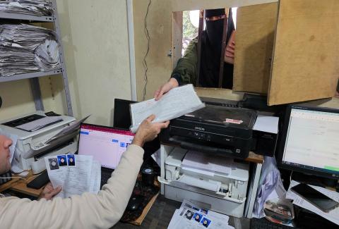 اصطف فلسطينيون أمام مكتب وزارة الداخلية في خان يونس، جنوب قطاع غزة، للحصول على بطاقات هوية خضراء، بدأت مكاتب وزارة الداخلية في قطاع غزة بإصدارها مؤخراً بالتنسيق مع رام الله. ٢٥ فبراير/شباط ٢٠٢٦. تصوير: طارق محمد