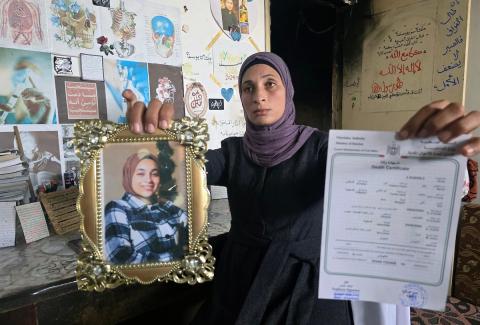 الأم تحرير أبو ماضي تنتظر تأكيدا رسميا بشأن مصير ابنتها ملك، إما (شهيدة أو أسيرة)، بعد صدور شهادة وفاة لها ، عقب مداهمة عسكرية إسرائيلية لمنزل العائلة في خان يونس جنوب قطاع غزة، 9 فبراير/شباط 2026. صورة: طارق محمد