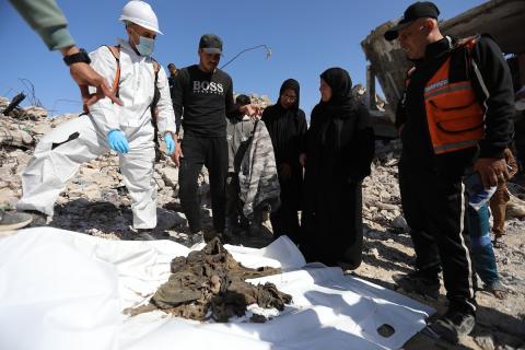 تحاول فرق الدفاع المدني الفلسطيني، بالتنسيق مع اللجنة الدولية للصليب الأحمر، انتشال جثث عائلتي عيادة وغنيم من تحت أنقاض منزل عائلة غباين، في بيت لاهيا، شمال قطاع غزة. 22 فبراير/شباط 2026. صورة: عمر أشتوي