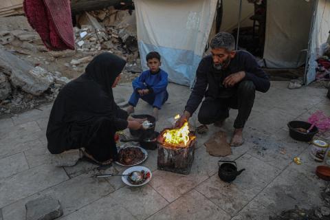 عائلة فلسطينية نازحة من بيت حانون تفطر في ثاني أيام رمضان في خيمة متداعية وسط أنقاض مسجد الحساينة على شاطئ مدينة غزة.19 فبراير/شباط 2026. تصوير: عمر أشتوي
