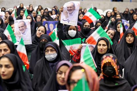 الرئيس الإيراني مسعود بيزشكيان يلتقي حشوداً من الناس في جنوب محافظة سيستان وبلوشستان، إيران، في 9 يناير 2025. صورة من مكتب الرئاسة الإيرانية