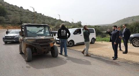 مستوطنون يعترضون جولة لمحافظ سلفيت والسفير الروسي في وادي المطوي