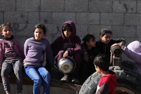 يتجمع فلسطينيون لتناول وجبة ساخنة وزعتها إحدى الجمعيات الخيرية، وسط أزمة غذائية مستمرة بسبب محدودية المساعدات الإنسانية خلال شهر رمضان في مخيم النصيرات للاجئين وسط قطاع غزة. ٢٣ فبرايرشباط ٢٠٢٦. تصوير معز صالحي