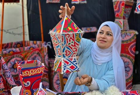 الفلسطينية ريهان شراب تصنع فوانيس رمضان من بقايا صناديق المساعدات في خان يونس جنوب قطاع غزة 8 فبراير/شباط 2026. (صورة: طارق محمد)
