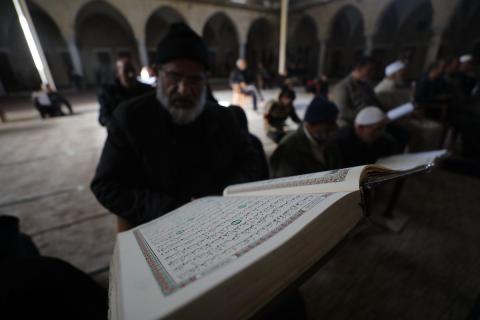 يُحيي الفلسطينيون أول أيام شهر رمضان المبارك في جامع السيد هاشم التاريخي بوسط مدينة غزة، ١٨ فبراير ٢٠٢٦. تصوير: عمر أشتوي