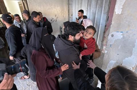 نقلت اللجنة الدولية للصليب الأحمر ثمانية أسرى فلسطينيين إلى مستشفى شهداء الأقصى في دير البلح، وسط قطاع غزة، بعد إطلاق سراحهم من قبل القوات الإسرائيلية. ٢٦ فبراير/شباط ٢٠٢٦. صورة: أحمد إبراهيم