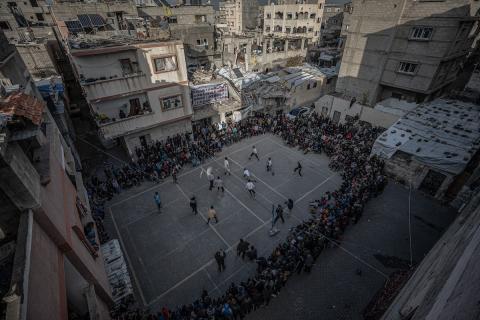 يشارك شبان وأطفال فلسطينيون في مباريات كرة الطائرة ضمن ما يُسمى دوري الحي في مخيم البريج للاجئين وسط قطاع غزة، في محاولة لإحياء الأنشطة الرياضية بعد ما يقرب من عامين من الحرب، 27 فبراير/شباط 2026. تصوير: رمزي أبو عامر